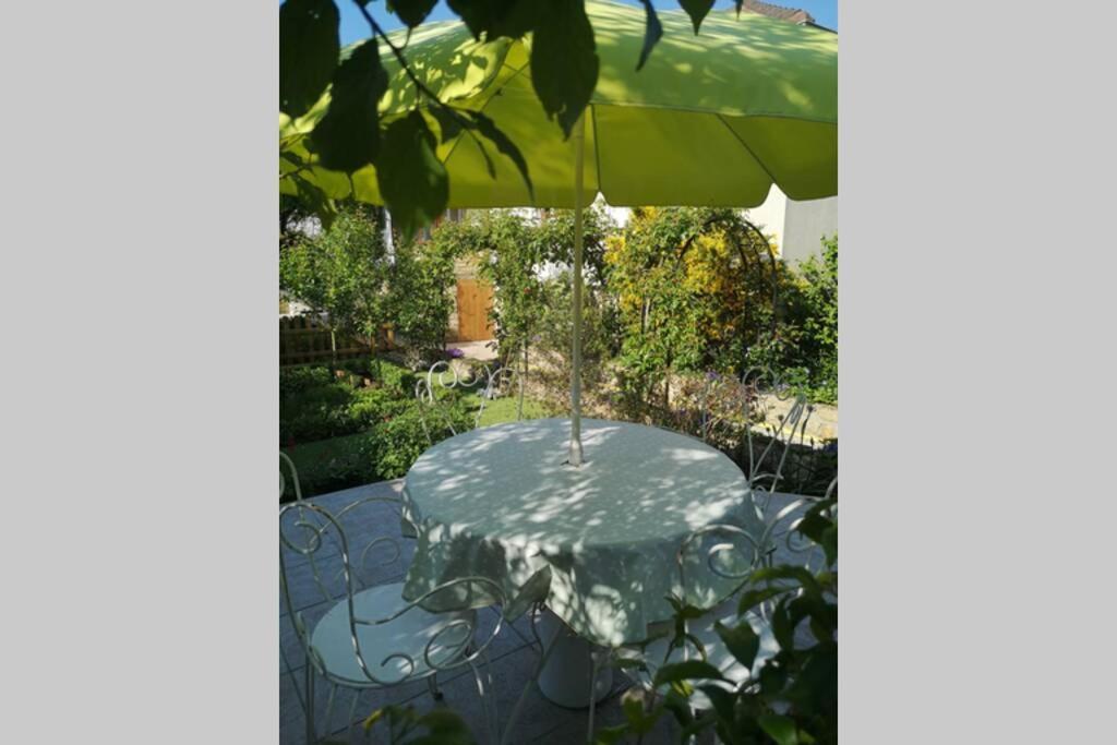 Maison Bayeux: Charming Garden Retreat Near City Centre Exterior photo