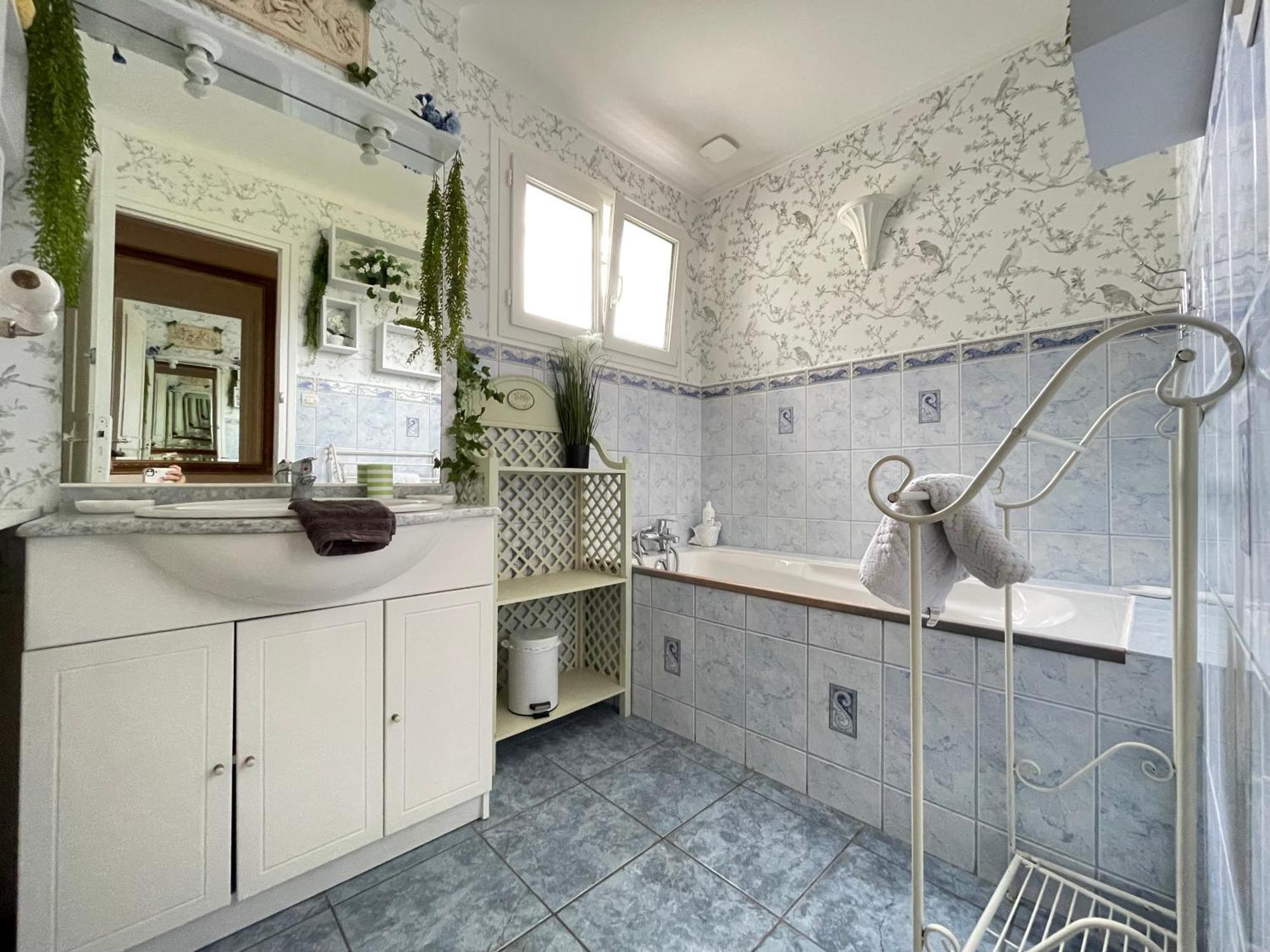Maison Bayeux: Charming Garden Retreat Near City Centre Exterior photo