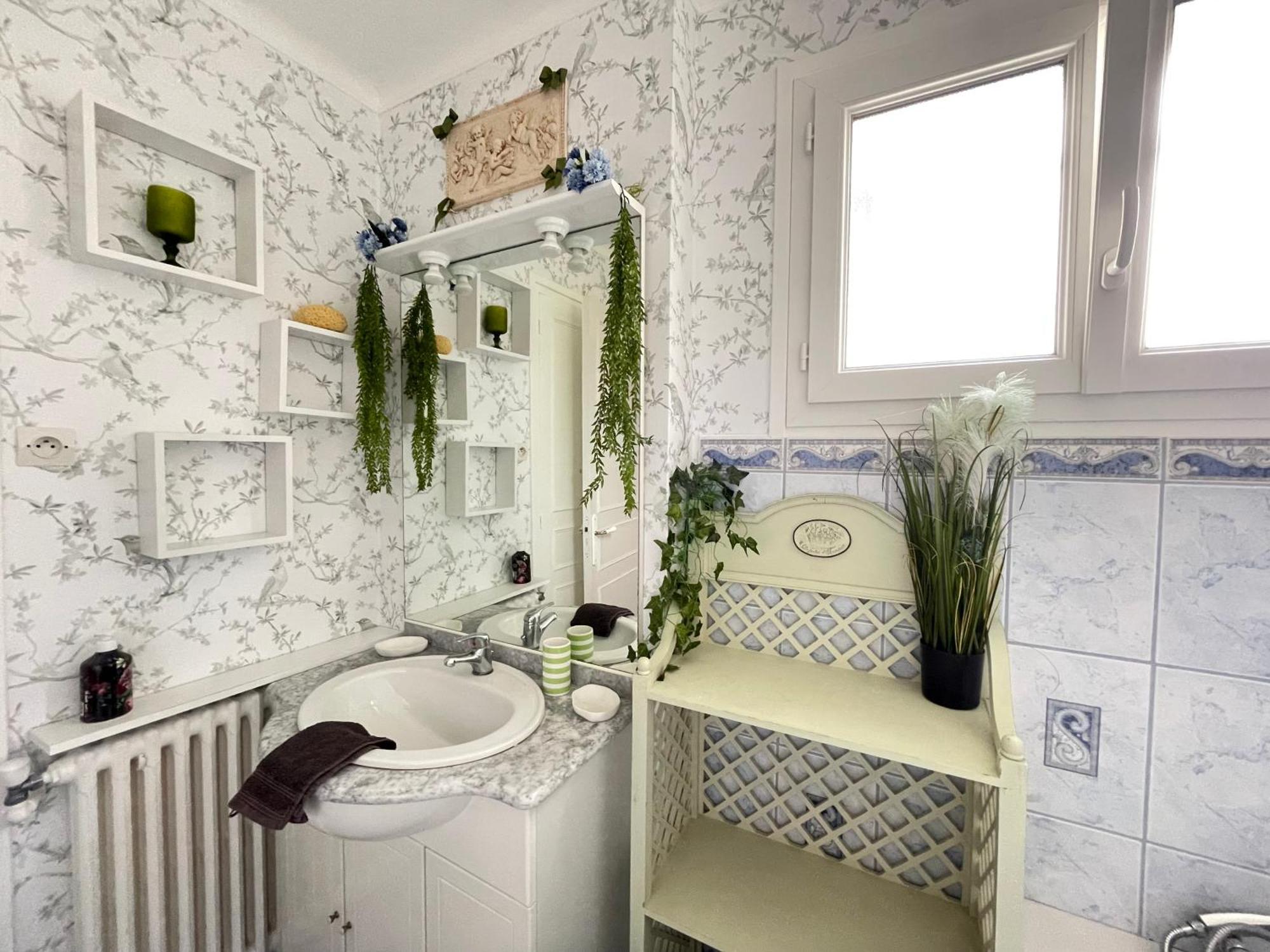 Maison Bayeux: Charming Garden Retreat Near City Centre Exterior photo